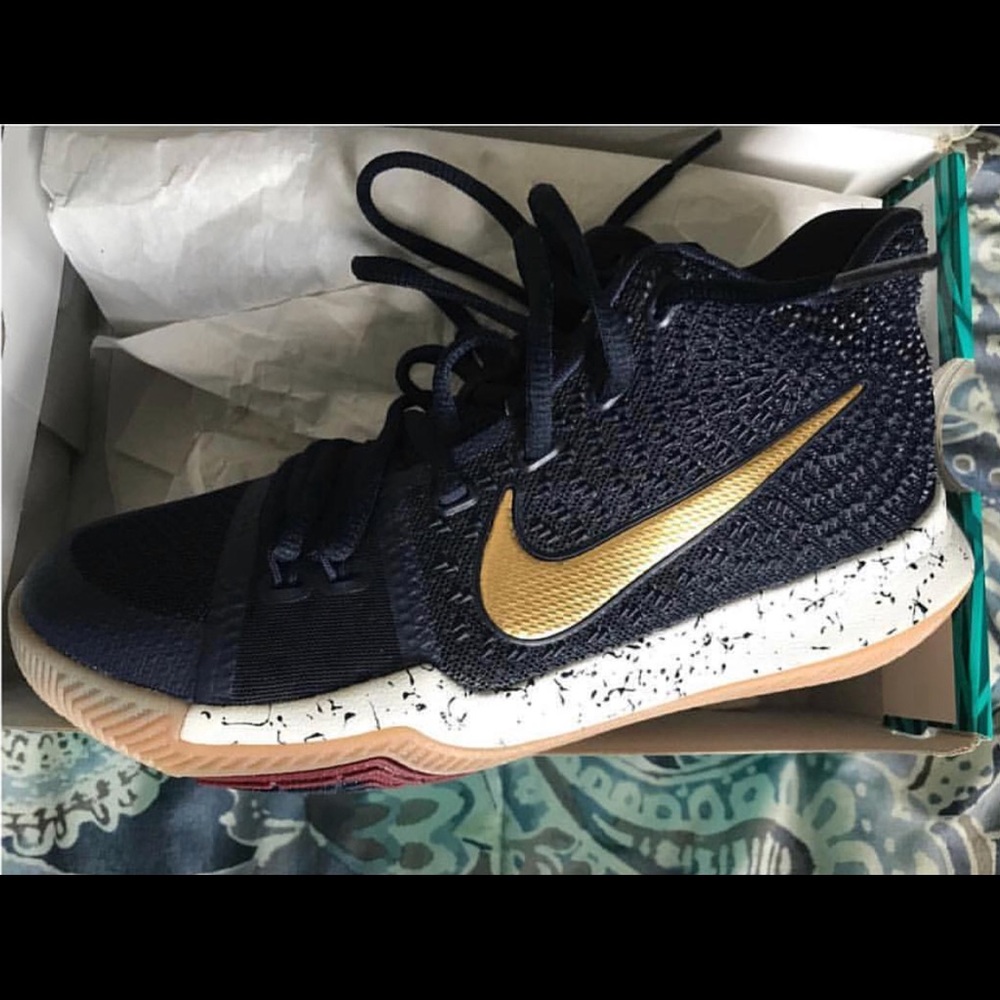 NEW KYRIE  5.5Y